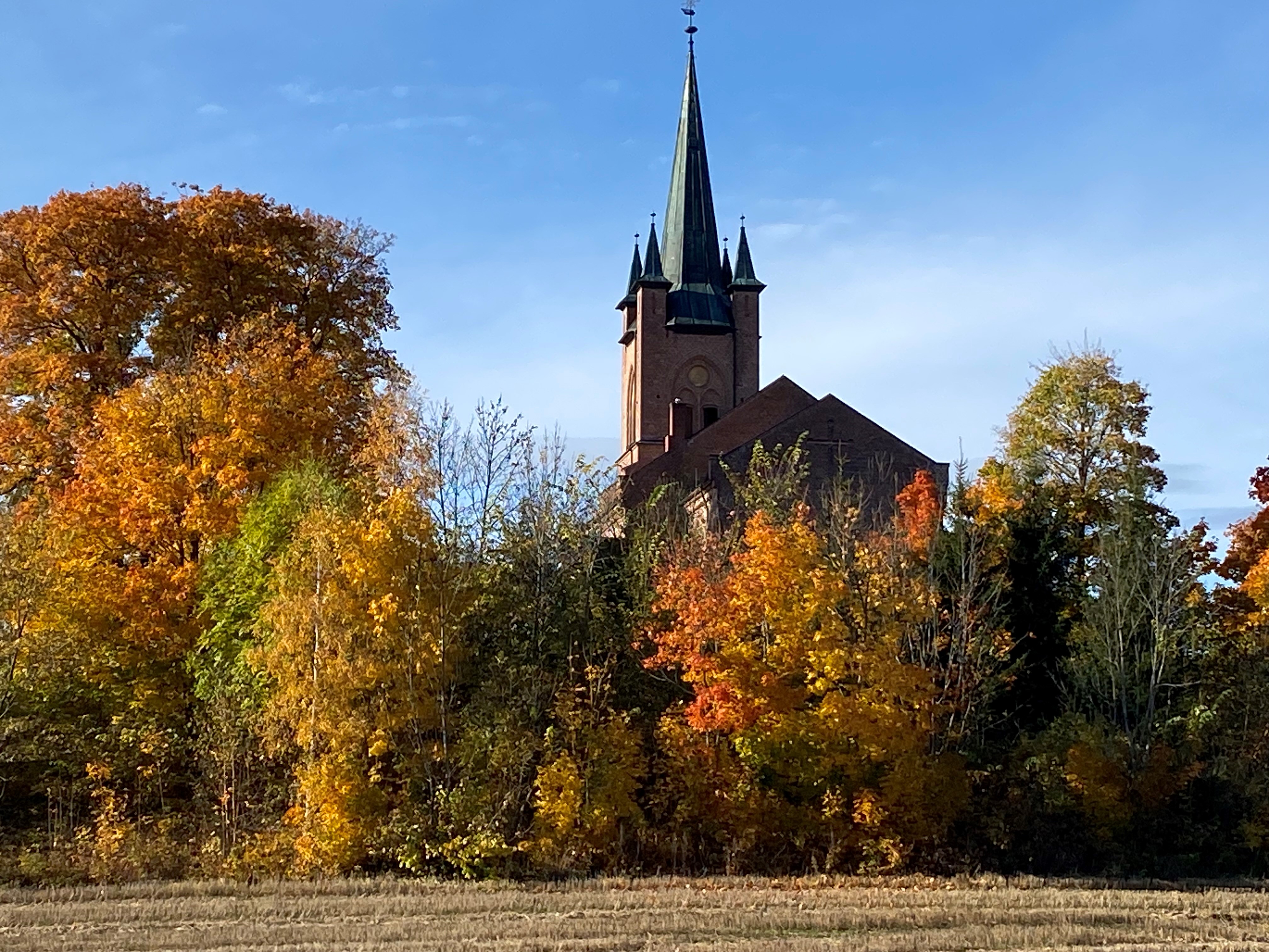 Tingelstad kirke omkranset med høstfarger. Foto: Inger Stensrud Haug.