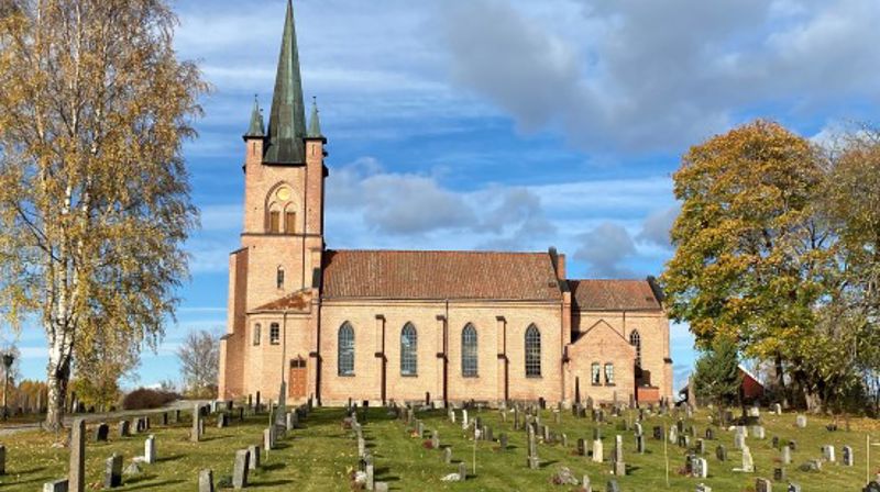 Tingelstad kirke en oktoberdag med høstens fargekart intakt. Foto: Inger Stensrud Haug.