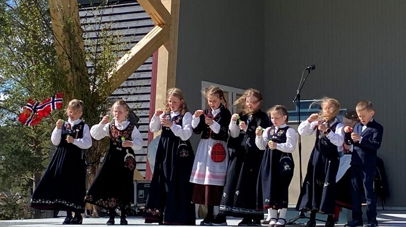 Størenslundens Søttendemaikor 2024 avsluttet 17.-maigudstjenesten med å blåse såpebobler! (Foto Inger Stensrud Haug).