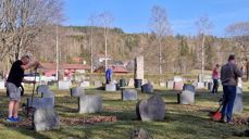 Det ble mange rivetak under dugnaden på Grymyr gravplass i fjor vår. (Foto Jan Myrvold).