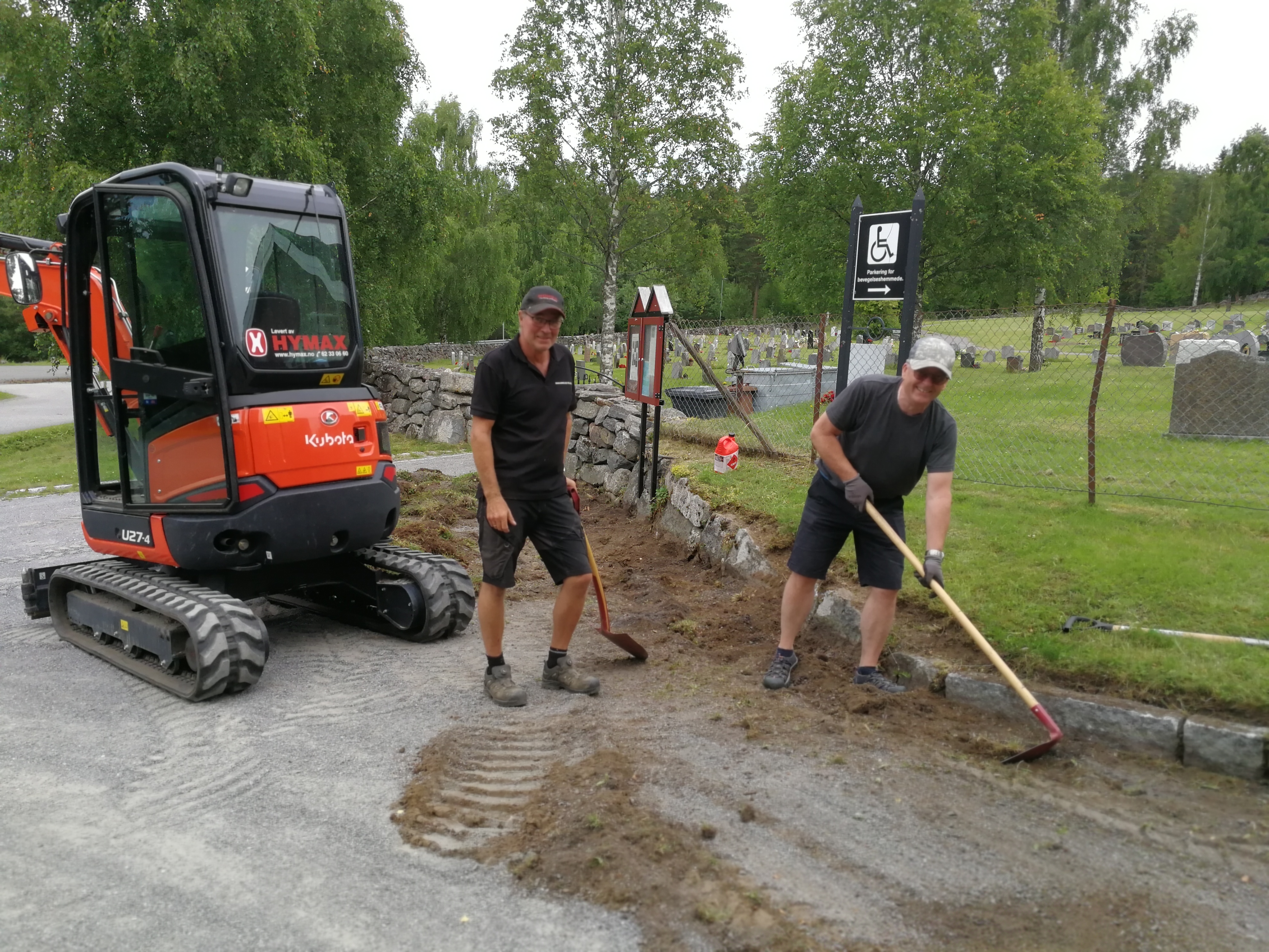 Kirketjenerne Terje Hognestad og Jan Myrvold graver frem igjen kantestein utenfor Moen kirke og gravplass. Et eksempel på sommeroppgaver ute (foto:  Knut Bøe). 