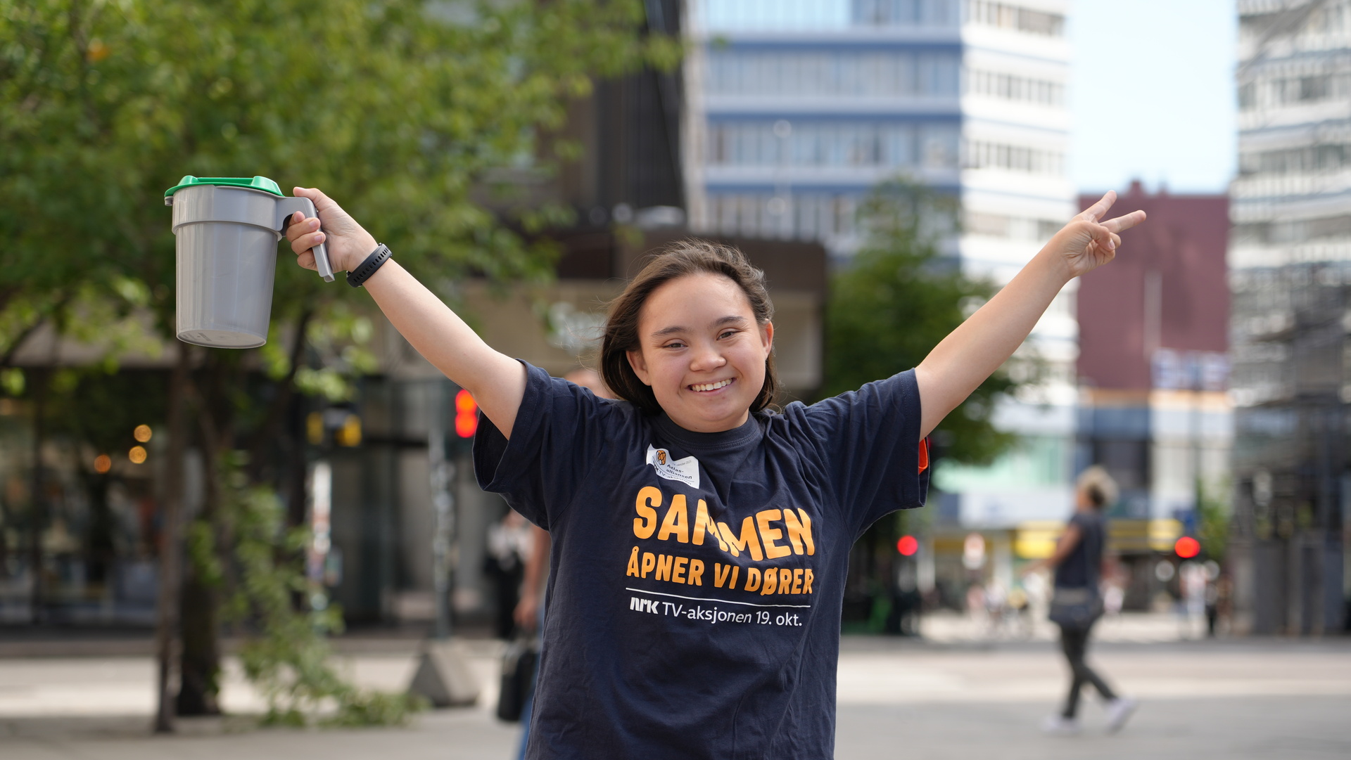 Sandra er en av mange bøssebærere under NRKs TV-aksjon søndag 19. oktober. Foto: NRK-TV-aksjonen. 