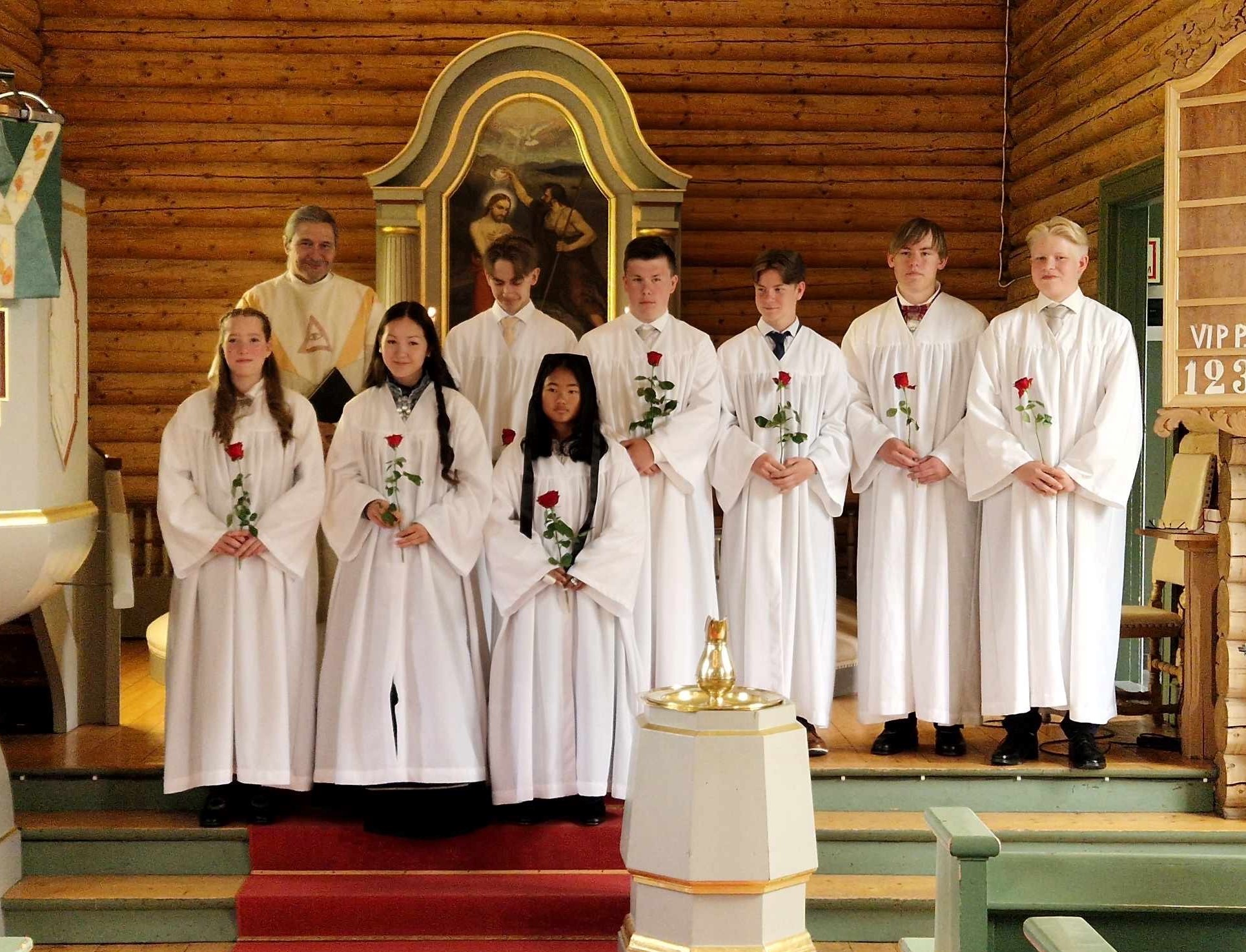 Konfirmasjonsdagen er en stor dag! Her fra konfirmasjon i Moen kirke i 2024 med konfirmanter og prost Tor Even Fougner bak. (Foto: Jan Myrvold). 