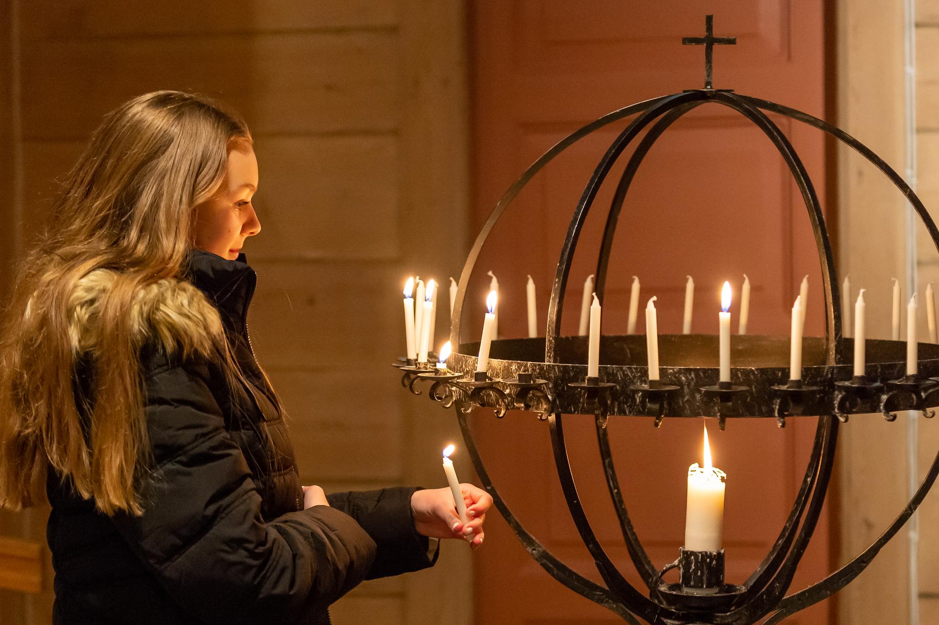 Lysgloben med tenning av lys er viktig under lysmessene med konfirmantene. Foto: Dnk/Ole Henrik Kongsvik. 