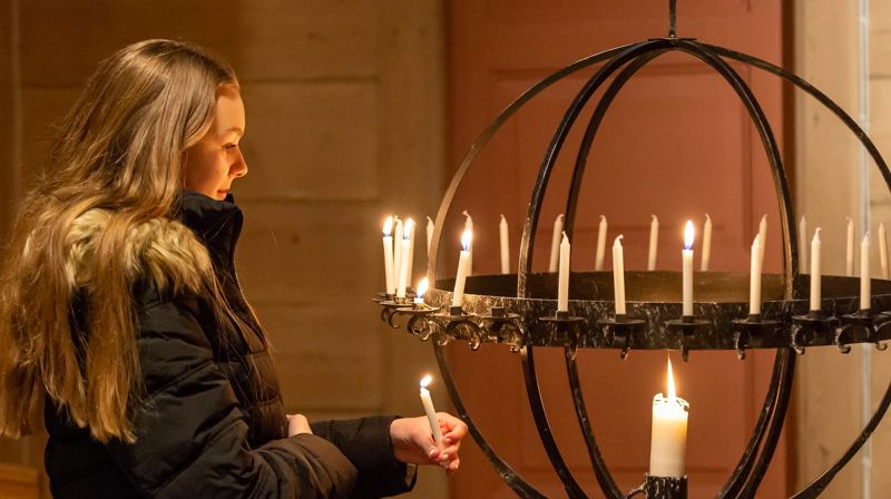 Lysgloben med tenning av lys er viktig under lysmessene med konfirmantene. Foto: Dnk/Ole Henrik Kongsvik.