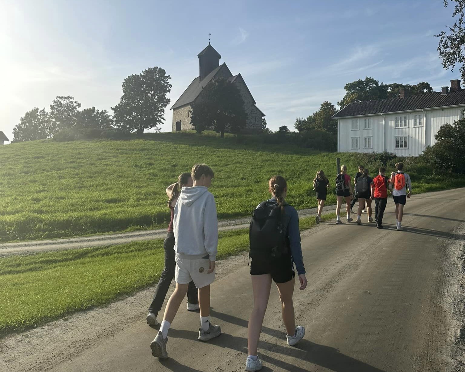 Pilegrimsvandringen for konfirmantene i ettermiddagssola i september 2023 ble en fin opplevelse. De gikk fra Søsterkirkene over til St. Petri. Foto: Jane Dahl Sogn. 