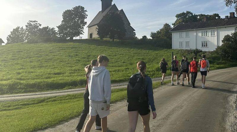 Foto: Fra en tidligere pilegrimsvandring for konfirmantene i kirken i Gran, fra Søsterkirkene til St. Petri. Foto: Jane Dahl Sogn.