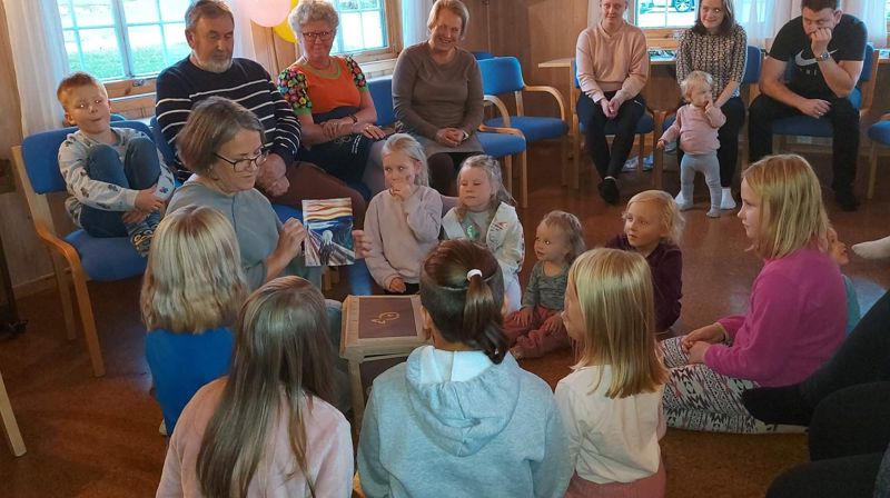 Barneklubben i Moen var 40 år i 2022. Her er en god samlingsstund med Lise Holter Bålerud. (Foto: Karin H. Bøe).