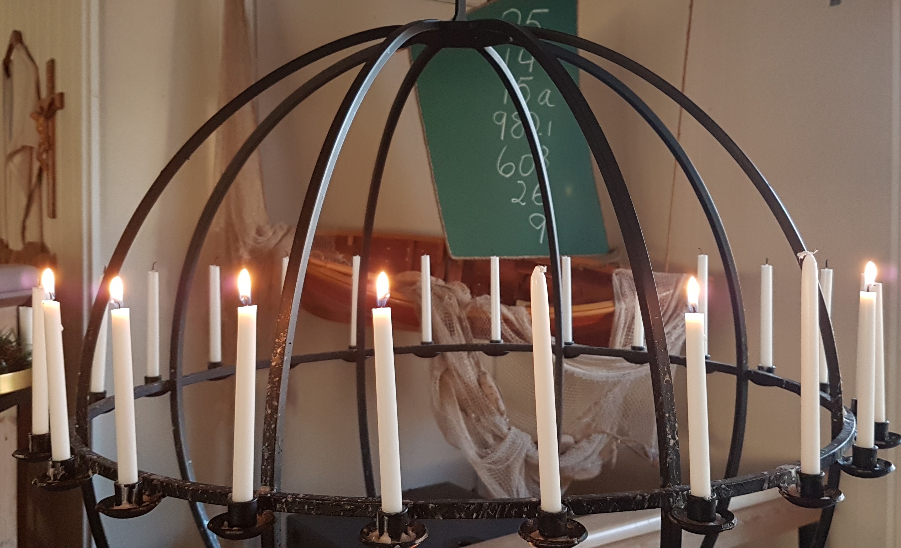 Åpen kirke rom for stillhet, ettertanke og bønn