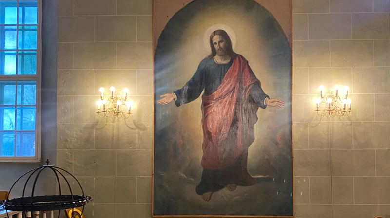 Flytting av alterbilde i Grue kirke fullført