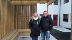 Den nye vaksenleiaren for Hareid Ten Sing, Ann-Kristin Snipsøyr (49), saman med leiar i Hareid KFUK/KFUM, Bjørn Vegard Bjåstad. Her står dei utanfor kyrkjelydshuset og det nye utearealet laga i høve miljøgata. Kankje kan både Ten Sing og speidarane bruke den moderne "gapahuken" i ulike samanhengar?