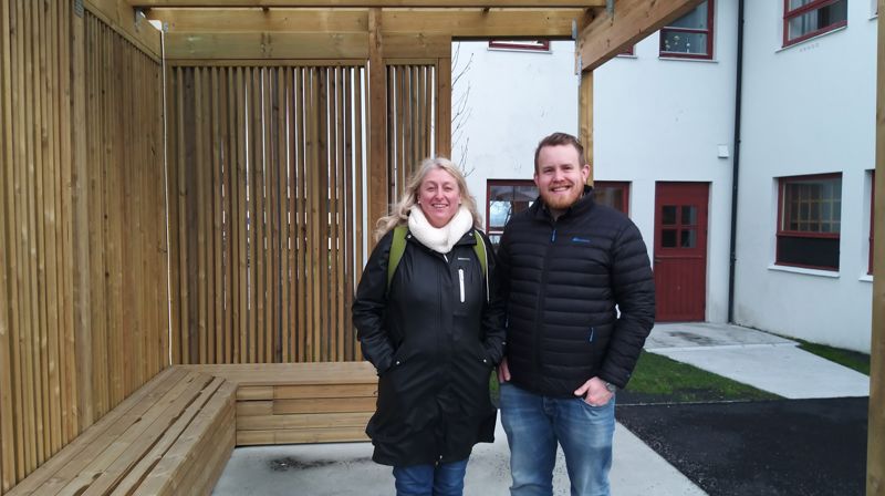 Den nye vaksenleiaren for Hareid Ten Sing, Ann-Kristin Snipsøyr (49), saman med leiar i Hareid KFUK/KFUM, Bjørn Vegard Bjåstad. Her står dei utanfor kyrkjelydshuset og det nye utearealet laga i høve miljøgata. Kankje kan både Ten Sing og speidarane bruke den moderne "gapahuken" i ulike samanhengar?