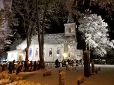 I ei tid der mange treng lys og varme, ønskjer vi å vere ei tilgjengeleg og varm kyrkje for dei som vil besøkje kyrkja. Foto: Hareid sokn