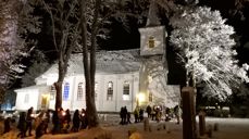 I ei tid der mange treng lys og varme, ønskjer vi å vere ei tilgjengeleg og varm kyrkje for dei som vil besøkje kyrkja. Foto: Hareid sokn