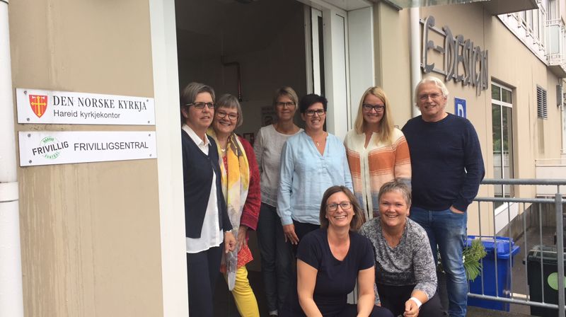 Bak frå venstre: Sekretær & medarbeidar i trusopplæringa Eli-Sølvi Jønsson, prost Ingeborg Matre, kantor/organist Ida Teige, kyrkjelydspedagog Barbro Landmark, undervisningsrådgjevar Bente Wangensteen frå Møre Bispedøme, sokneprest Leidulv Ø. Grimstad. Forran frå venstre: kyrkjeverje Bente Andreassen Pilskog, og medarbeidar i trusopplæringa Anvor Sukka