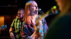 Guro Topphol (22) frå Hareid, er tilsett som ny vaksenleiar i Hareid Ten Sing. Har du lyst til å bli med, møt opp tysdag 28. august på bedehuset, då er det første øving etter sommarferien. Velkomen til gamle og nye, og spesielt til dei som akkurat har begynt i 8. klasse!