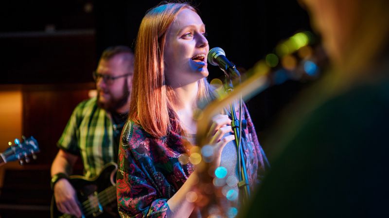 Guro Topphol (22) frå Hareid, er tilsett som ny vaksenleiar i Hareid Ten Sing. Har du lyst til å bli med, møt opp tysdag 28. august på bedehuset, då er det første øving etter sommarferien. Velkomen til gamle og nye, og spesielt til dei som akkurat har begynt i 8. klasse!