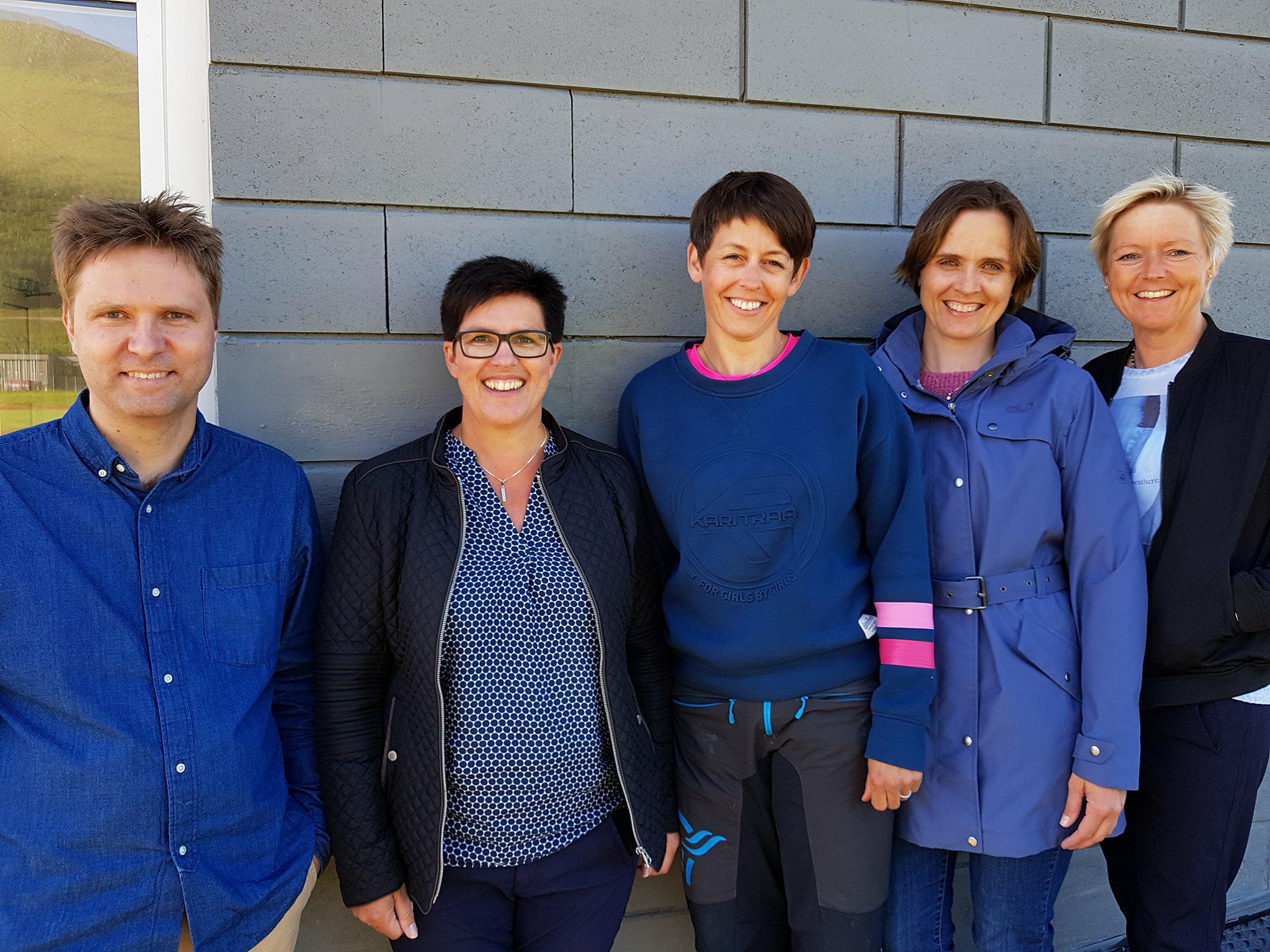 Hareid kyrkjeakademi kjem med eit nytt og spennande tilbod i Hareid. Det blir ulike samlingar med innhald som kan gi oss noko ekstra på livsvegen. I styret sitt, frå ventre; Kjartan Leer-Salvesen, Barbro Landmark (kasserar), Elisabeth Grimstad Kirkebø, Vibeke Holstad (nestleiar), Hege Tretnes (leiar). Kristian Fugleseth og Bente Andreassen Pilskog (vara) var ikkje tilstades då biletet blei tatt.