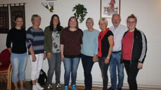 Den nye medarbeidaren saman med nokre av medlemane i soknerådet og styret i KM