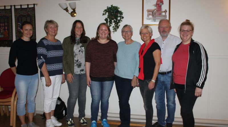 Den nye medarbeidaren saman med nokre av medlemane i soknerådet og styret i KM