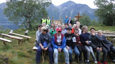 Karane frå Lions har laga flotte kyrkjebenkar, kors og talarstol til den flotte plassen på Alskleiva. Ei glede på jord!
