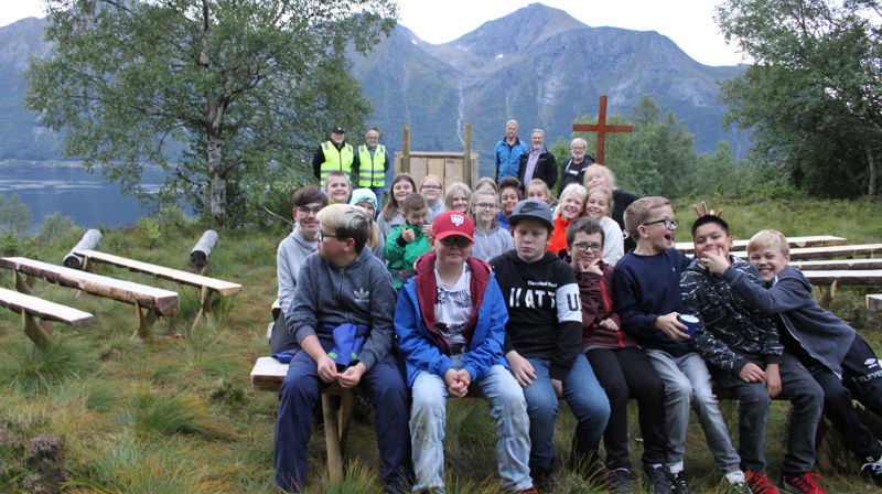 Karane frå Lions har laga flotte kyrkjebenkar, kors og talarstol til den flotte plassen på Alskleiva. Ei glede på jord!
