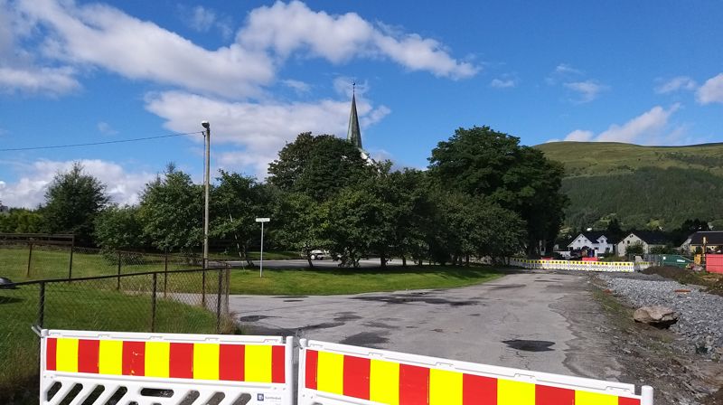 VI OPPMODAR TIL Å PARKERE på den store nye P-plassen rett bak Kjøpmannsgata/Mjøl & Meir, eller grus-P-plassen rett ovanfor kyrkja og redskapshuset. For handicap-parkering er det 2 plassar på P-plassen rett ved sida av kyrkja. Dei to sistnemnte har omkøyring via Soffibakken-Snarvegen-Mjølkevegen. Foto: Hareid sokn