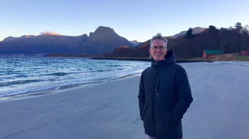 Lars Hartig-Tangedal besøkte Hareid i november, og blei vist rundt i kyrkja og elles i kommunen. Foto: Hareid sokn