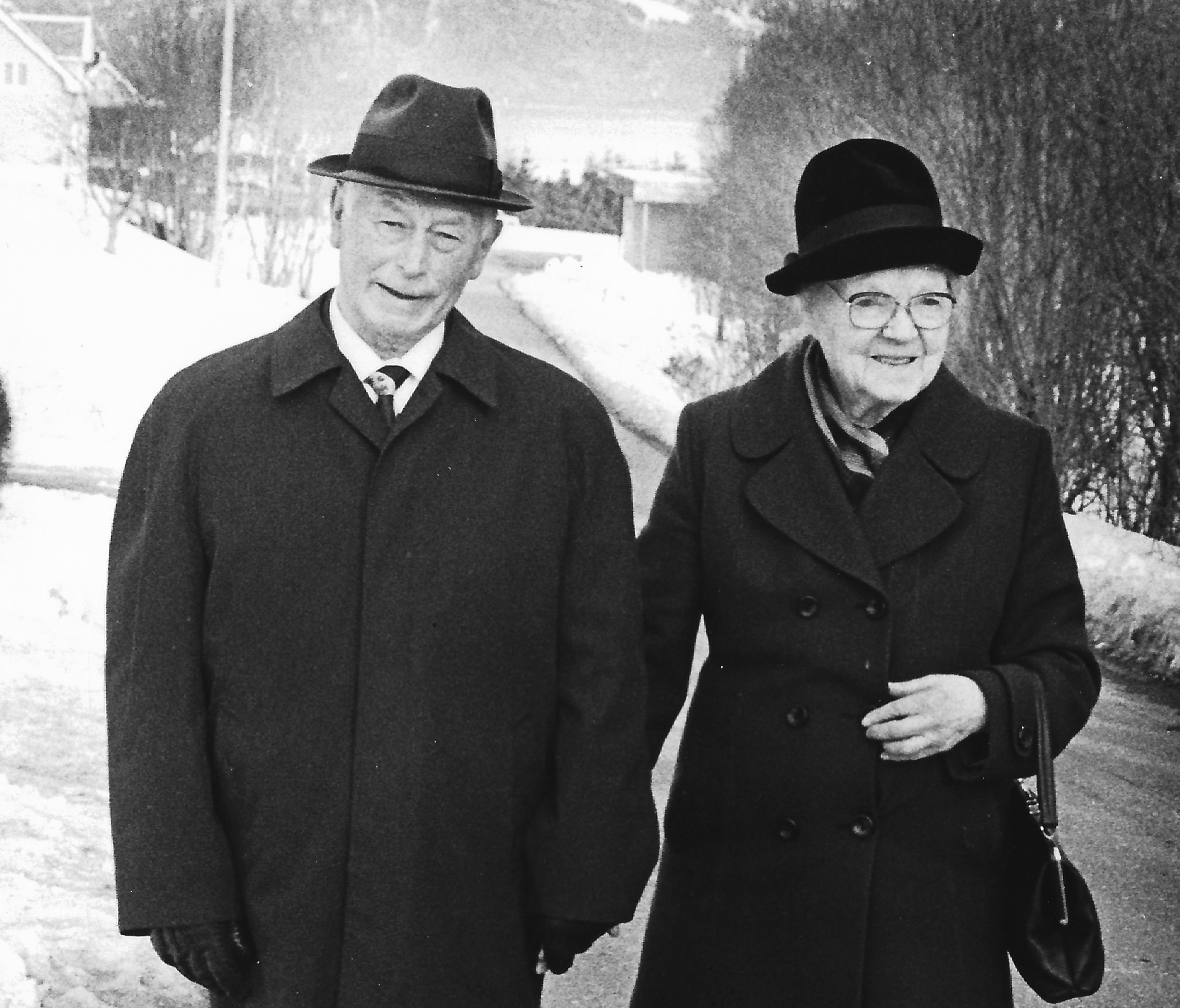 Bildetekst: Eit flott bilete av Paula og Gustav Flø på veg til kyrkje i 1983. Begge var frå Flø, men busett på Hareid. Paula gikk bort i 1985, 94 år gamal. Gustav blei nær 100 år gamal, døydde 17 dagar før sin 100 årsdag i 1991.