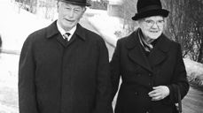 Bildetekst: Eit flott bilete av Paula og Gustav Flø på veg til kyrkje i 1983. Begge var frå Flø, men busett på Hareid. Paula gikk bort i 1985, 94 år gamal. Gustav blei nær 100 år gamal, døydde 17 dagar før sin 100 årsdag i 1991.