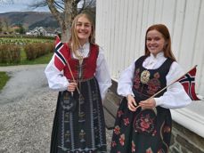 17. mai: Vi startar med å syngje «Ja, vi elsker» saman med resten av landet kl 12. To av konfirmantane våre i mai, Borghild Holstad og Frøya Worren, tek del på ei 17. maisending frå heile landet som Kirkerådet lager. Dei fortel kva dei er takknemlege for, som å få vere så heldig å feire 17. mai, ha venner og få ta utdanning. Vi ønskjer alle ei fin 17. mai-feiring, gratulerer med dagen! Foto: Hareid sokn