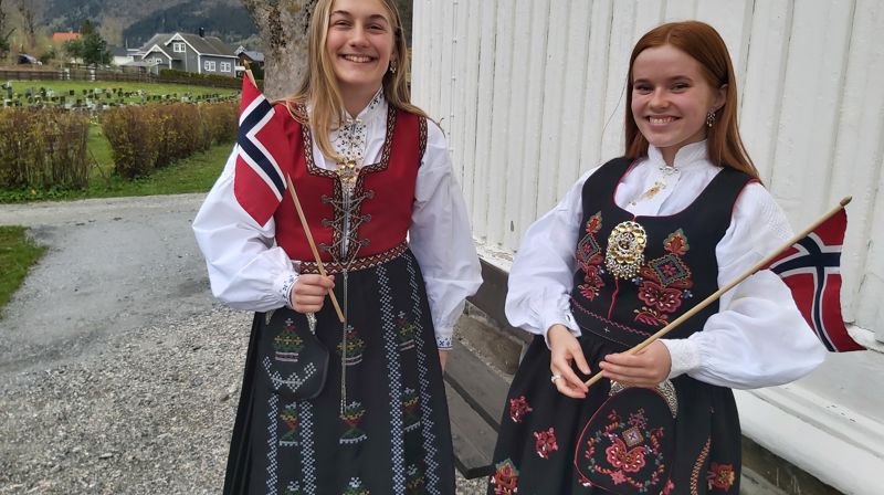 17. mai: Vi startar med å syngje «Ja, vi elsker» saman med resten av landet kl 12. To av konfirmantane våre i mai, Borghild Holstad og Frøya Worren, tek del på ei 17. maisending frå heile landet som Kirkerådet lager. Dei fortel kva dei er takknemlege for, som å få vere så heldig å feire 17. mai, ha venner og få ta utdanning. Vi ønskjer alle ei fin 17. mai-feiring, gratulerer med dagen! Foto: Hareid sokn