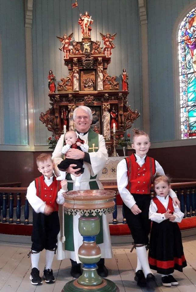 «Stordåp» kan vi oppleve i vår kyrkje også, når ei familie med 4 born døyper alle på ein og same dag, då må vi kunne kalle det for «stordåp»! Her ser vi sokneprest Leidulv Ø. Grimstad med 4 søsken som blei døypt i Hareid kyrkje i februar 2019.