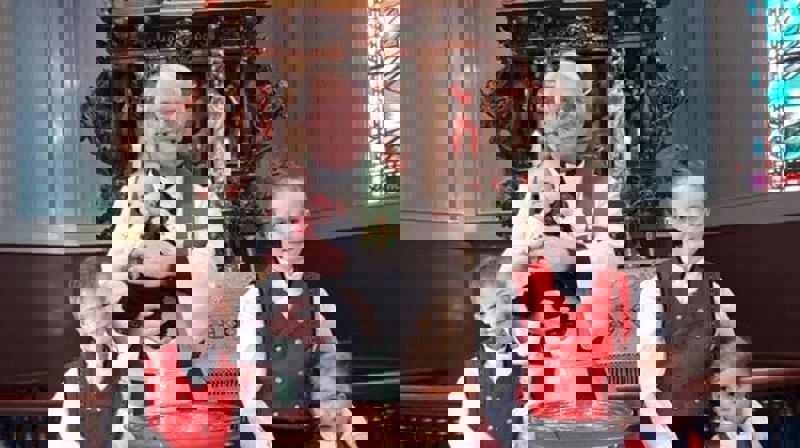 «Stordåp» kan vi oppleve i vår kyrkje også, når ei familie med 4 born døyper alle på ein og same dag, då må vi kunne kalle det for «stordåp»! Her ser vi sokneprest Leidulv Ø. Grimstad med 4 søsken som blei døypt i Hareid kyrkje i februar 2019.