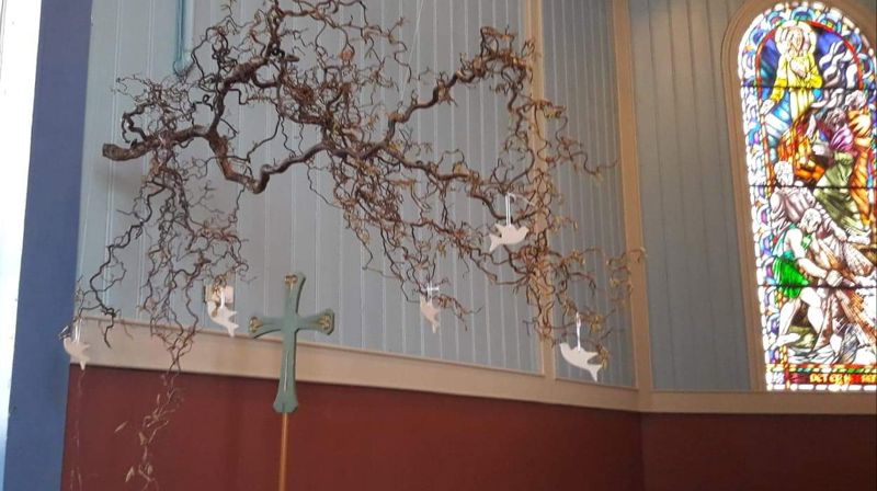 I Hareid ynskjer vi å synleggjere dåpen med å henge opp ei due for kvart dåpsbarn. Duene er laga av Kirkens bymisjon, lett keramikk og vil bli tekne vare på frå år til år.