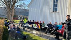 Det er både kjekt og sosialt å vere med på vårdugnaden på kyrkjegarden og rundt kyrkja. Dette biletet er frå vårdugnaden i 2023.  Foto: Hareid sokn