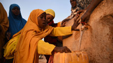 Faiso (8 år) henter vann ved vannposten i Jilab leiren. Foto: Kirkens Nødhjelp