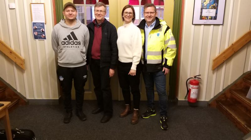Frå venstre: Kristoffer Indreeide Grimstad, leiar i det nye kyrkje- og kyrkjegardsutvalet, Ulf Christensen frå Miljø og Ressursdrift (rådgjevar for det nye varmesystemet), Bente Andreassen Pilskog, kyrkjeverje og Paul Arne Ulstein, prosjektleiar frå Hareid kommune. Foto: Hareid sokn