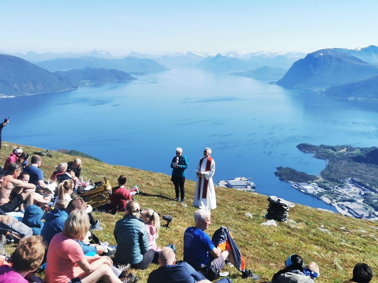 Ulike møteplassar: Mange samlar seg til gudsteneste på fjelltoppen Melshorn, der også Hjørungavåg Brass spelar for oss kvart år og speidarane er med å tilrettelegg. Ein flott tradisjon! Foto: Hareid sokn
