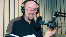 Kom å høyre Helge Gudmundsen, ein av dei som jobba mykje med sendinga på NRK. Han har i mange år også leia radio-programmet "Salmer til alle tider".