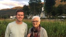 Ole-Markus Pilskog og Irene Follestad Rise vil gjerne at fleire skal ta del på bøn før gudstenestane i kyrkja. Dei møtast på kyrkjekontoret kl 10.00. Katherine og Alfred Duweh var ikkje tilstades då biletet blei tatt.