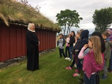 Soknepresten i den gamle utgåva av prestekjolen. Spennande å høyre historia til både kyrkja, prestestova, kyrkjegarden og aktivitetane frå langt tilbake i tid.