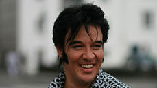 Kjell Elvis jobbar som fulltids profesjonell Elvis-imitator, den einaste i Skandinavia. Han er mellom anna blitt kåra til Europas beste og fikk ein tredjeplass i verdensmesterskapet blant Elvis-imitatorer.