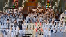 Årets konfirmantar, her frå samtalegudstenesta 29. april 2018. Sokneprest Leidulv Ø. Grimstad og kyrkjelydspedagog Barbro Landmark.