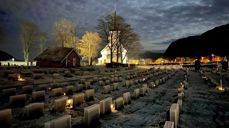 Mange brukar tenne lys på gravene i høve Helgemesse. Foto: Hareid sokn