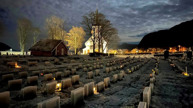 Mange brukar tenne lys på gravene i høve Helgemesse. Foto: Hareid sokn