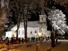 Julestemning ved Hareid kyrkje. Fakkeltog frå julegrantenninga 26/11 til kyrkja i høve "Julenatt i stallen".Foto: Hareid sokn