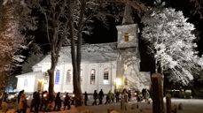Julestemning ved Hareid kyrkje. Fakkeltog frå julegrantenninga 26/11 til kyrkja i høve "Julenatt i stallen".Foto: Hareid sokn