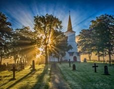 Hareid kyrkje. Foto: Stig Hole. "Slik skal lyset frå det høge gjesta oss som ein soloppgang"