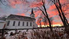 Det er mange som besøkjer Hareid kyrkje i ulike samanheng. Kyrkja er aktivt i bruk gjennom heile veka, året rundt. Foto: Hareid sokn